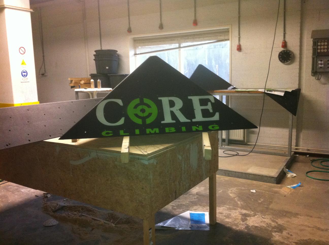 Core Logo spray of grote driehoek
